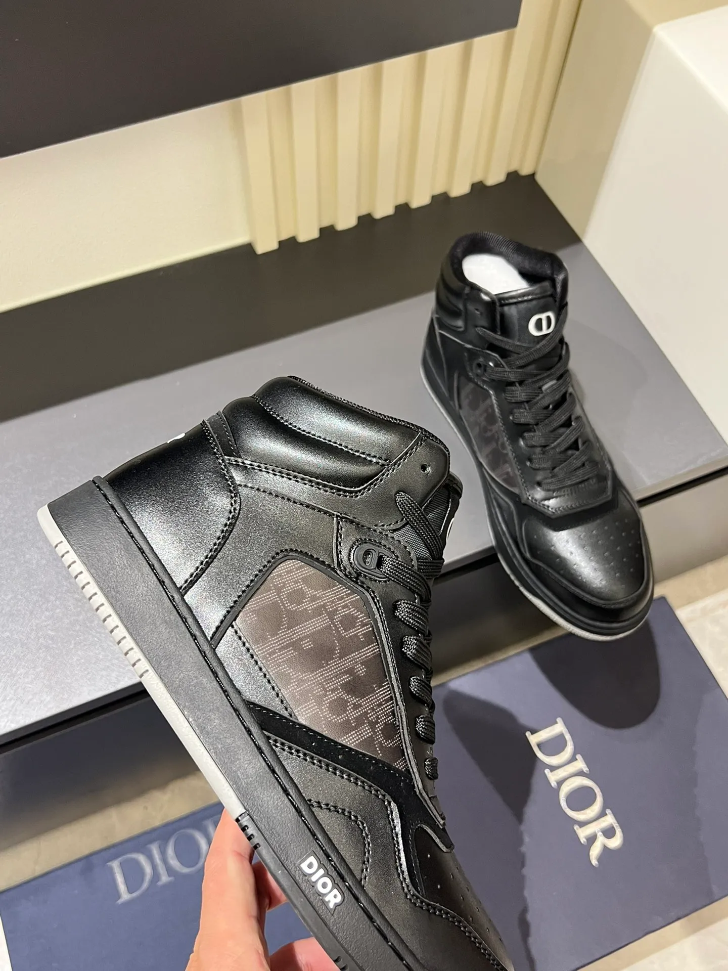 Men's shoes 💰p460 "Dio*" mid-top B27 casual sneakers. This B27 high-top sneaker is a new product in the series and continues Di*r's classic style. Crafted from gray and white smooth calf leather with beige and black Oblique print panels on the sides. The "CD Icon" shaped shoelace eyelets are clever and delicate, and the two-color rubber sole, rear collar and heel are all equipped with the brand's iconic details to enhance the style. Oblique printed straps at the ankle allow for an adjustable fit to complement the overall design. Fashionable and versatile, it can complement any look. Create an exquisite design with unique dynamic vitality and modern atmosphere, presented in low-top and high-top styles. This new must-have shoe adds a new dimension to Dior's archive heritage, embodying modern elegance. Purchase the original version and make it 1:1. If you need top quality, please come to me! Male 38-44!